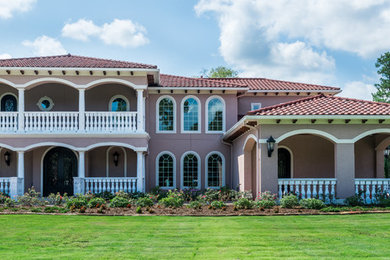 ヒューストンにある地中海スタイルのおしゃれな家の外観 (漆喰サイディング) の写真