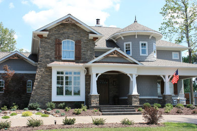 Стильный дизайн: большой, двухэтажный, серый дом в морском стиле с комбинированной облицовкой и вальмовой крышей - последний тренд
