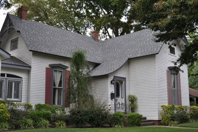 Example of an exterior home design in Orlando