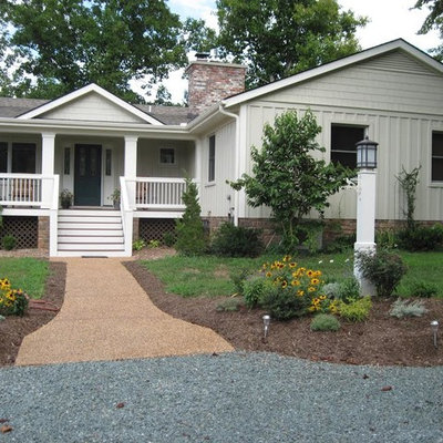 Example of a mid-sized classic white one-story vinyl exterior home design in Richmond with a shingle roof
