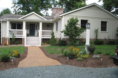Example of a mid-sized classic white one-story vinyl exterior home design in Richmond with a shingle roof
