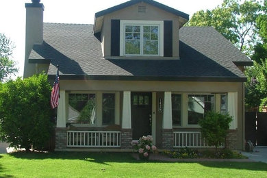 Modelo de fachada de casa marrón de estilo americano de tamaño medio de dos plantas con revestimientos combinados, tejado a dos aguas y tejado de teja de madera
