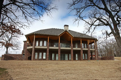 Esempio della facciata di una casa beige classica a un piano di medie dimensioni con rivestimenti misti e tetto a capanna