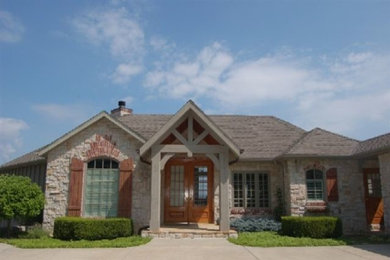 Cette photo montre une façade de maison beige chic de taille moyenne et de plain-pied avec un revêtement mixte.
