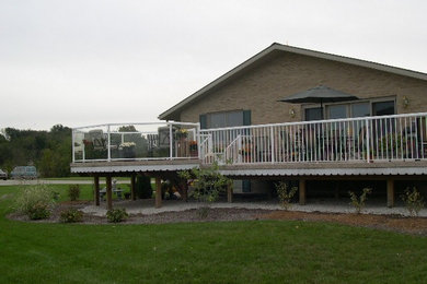 Modelo de fachada de casa marrón clásica de tamaño medio de una planta con revestimientos combinados, tejado a dos aguas y tejado de teja de madera
