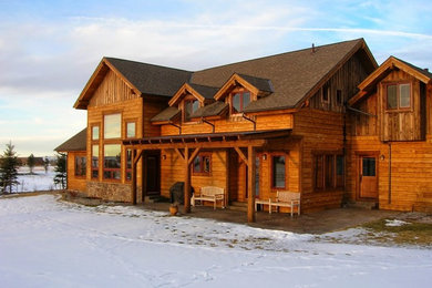 Diseño de fachada de casa marrón clásica grande de dos plantas con revestimiento de madera, tejado a cuatro aguas y tejado de teja de madera