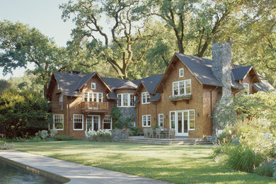 Große, Zweistöckige Holzfassade Haus mit brauner Fassadenfarbe in Sacramento