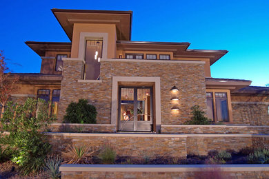 Modelo de fachada marrón clásica extra grande de tres plantas con revestimientos combinados y tejado plano