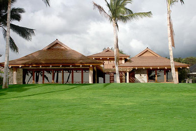 Diseño de fachada de casa marrón exótica grande de una planta con revestimientos combinados y tejado a dos aguas