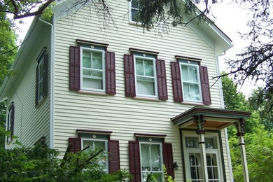 Großes, Zweistöckiges Klassisches Haus mit Mix-Fassade und beiger Fassadenfarbe in Detroit