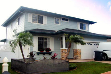 Cette photo montre une grande façade de maison bleue chic en bois à un étage avec un toit à quatre pans et un toit en shingle.