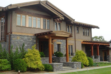 Пример оригинального дизайна: большой, двухэтажный, бежевый дом в стиле кантри с комбинированной облицовкой и двускатной крышей