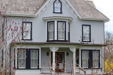 ボストンにあるヴィクトリアン調のおしゃれな家の外観の写真