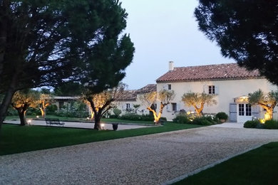 Idee per la villa grande beige mediterranea a due piani con falda a timpano, rivestimento in stucco e copertura in tegole