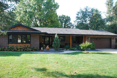 Ejemplo de fachada de casa multicolor minimalista de tamaño medio de una planta con revestimiento de ladrillo, tejado a dos aguas y tejado de teja de madera
