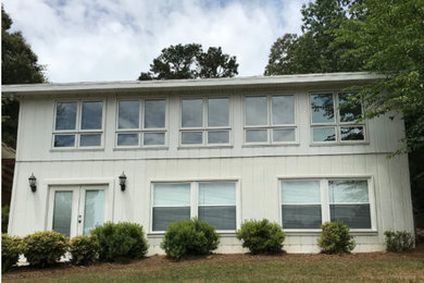 Imagen de fachada blanca de estilo americano de tamaño medio de dos plantas con revestimiento de madera y tejado a dos aguas