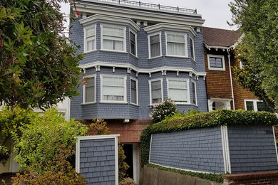 Mittelgroßes, Zweistöckiges Klassisches Haus mit blauer Fassadenfarbe, Flachdach und Schindeldach in San Francisco