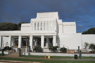 Ejemplo de fachada blanca tradicional grande de dos plantas con revestimiento de hormigón