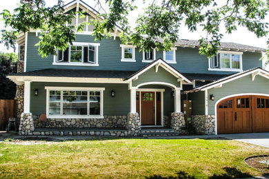 Cette photo montre une façade de maison verte chic de taille moyenne et à un étage avec un revêtement mixte et un toit à deux pans.
