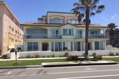 サンディエゴにある高級なビーチスタイルのおしゃれな家の外観 (漆喰サイディング) の写真