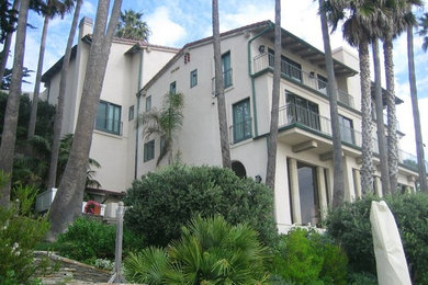 ロサンゼルスにある高級なトラディショナルスタイルのおしゃれな家の外観 (漆喰サイディング) の写真