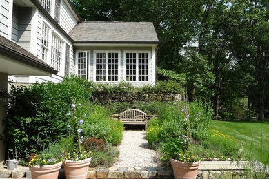 Exemple d'une façade de maison chic.