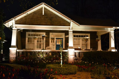 Mittelgroßes, Einstöckiges Rustikales Haus mit Mix-Fassade, brauner Fassadenfarbe und Walmdach in Atlanta