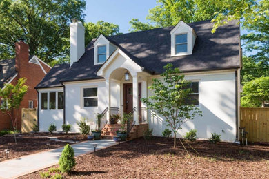 Imagen de fachada de casa blanca de estilo americano de tamaño medio de una planta con tejado de teja de madera