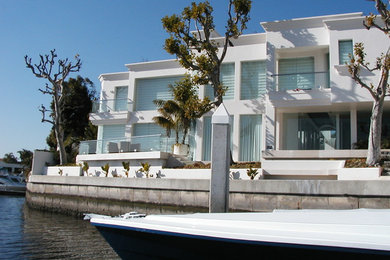 Großes, Zweistöckiges Modernes Haus mit Putzfassade, weißer Fassadenfarbe und Flachdach in Orange County