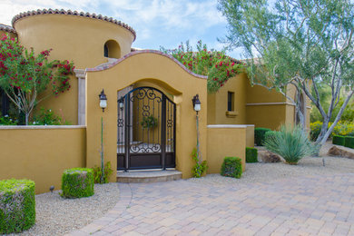 Traditional yellow one-story stucco exterior home idea in Phoenix