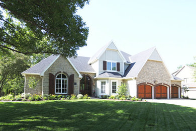 Imagen de fachada de casa beige minimalista de tamaño medio de dos plantas con revestimientos combinados, tejado a dos aguas y tejado de teja de madera