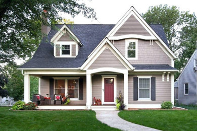 Imagen de fachada de casa beige de estilo americano de tamaño medio de dos plantas con revestimiento de madera, tejado a dos aguas y tejado de teja de madera