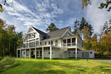Großes, Zweistöckiges Modernes Haus mit beiger Fassadenfarbe, Walmdach und Schindeldach in Portland Maine