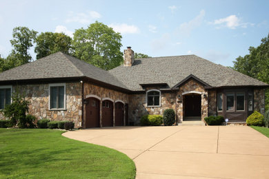 Diseño de fachada de casa multicolor clásica de tamaño medio de una planta con revestimiento de piedra, tejado a cuatro aguas y tejado de teja de madera