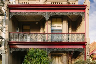 メルボルンにある高級なヴィクトリアン調のおしゃれな家の外観 (漆喰サイディング) の写真