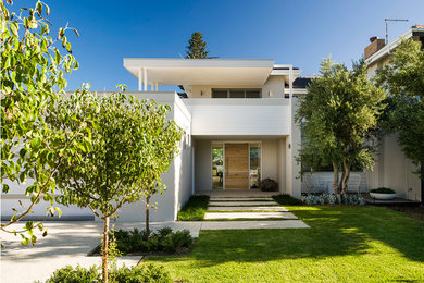 Cette photo montre une façade de maison blanche moderne à un étage.