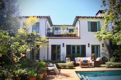 Foto de fachada de casa blanca mediterránea grande de dos plantas con revestimiento de estuco y tejado de teja de barro