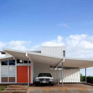 This is an example of a mid-sized midcentury one-storey white exterior in Hawaii.