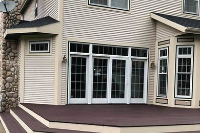 Mittelgroßes, Zweistöckiges Klassisches Haus mit beiger Fassadenfarbe, Satteldach und Schindeldach in Grand Rapids