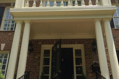 Mittelgroßes, Zweistöckiges Haus mit Backsteinfassade und roter Fassadenfarbe in Raleigh