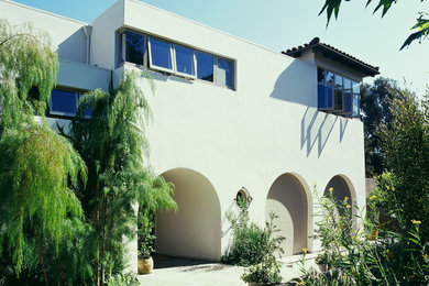 Foto de fachada contemporánea de dos plantas