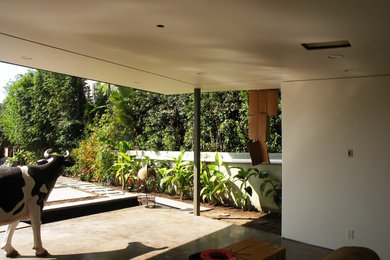 Стильный дизайн: маленький, одноэтажный, белый частный загородный дом в современном стиле с облицовкой из цементной штукатурки и плоской крышей для на участке и в саду - последний тренд