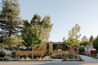 Diseño de fachada marrón minimalista con tejado plano