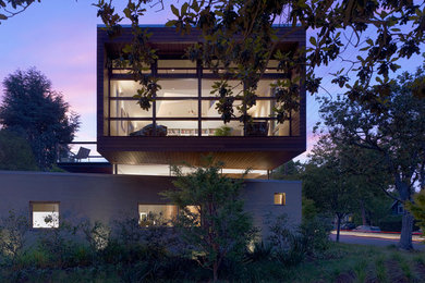 На фото: двухэтажный, коричневый дом среднего размера в стиле модернизм с