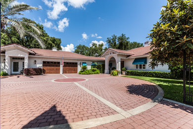 Geräumiges, Einstöckiges Mediterranes Einfamilienhaus mit Putzfassade, weißer Fassadenfarbe, Mansardendach und Ziegeldach in Miami