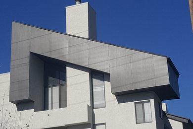 Kleines, Dreistöckiges Modernes Haus mit Faserzement-Fassade, brauner Fassadenfarbe und Halbwalmdach in Los Angeles
