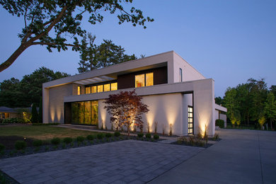 Imagen de fachada de casa blanca moderna de dos plantas con revestimiento de madera, tejado plano y techo verde