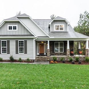 Esempio della facciata di una casa american style a due piani con rivestimento in legno e falda a timpano