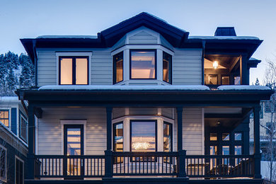 Großes, Dreistöckiges Modernes Haus mit Mix-Fassade und beiger Fassadenfarbe in Salt Lake City