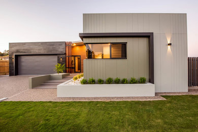Aménagement d'une grande façade de maison verte contemporaine de plain-pied avec un revêtement mixte, un toit en appentis et un toit en métal.